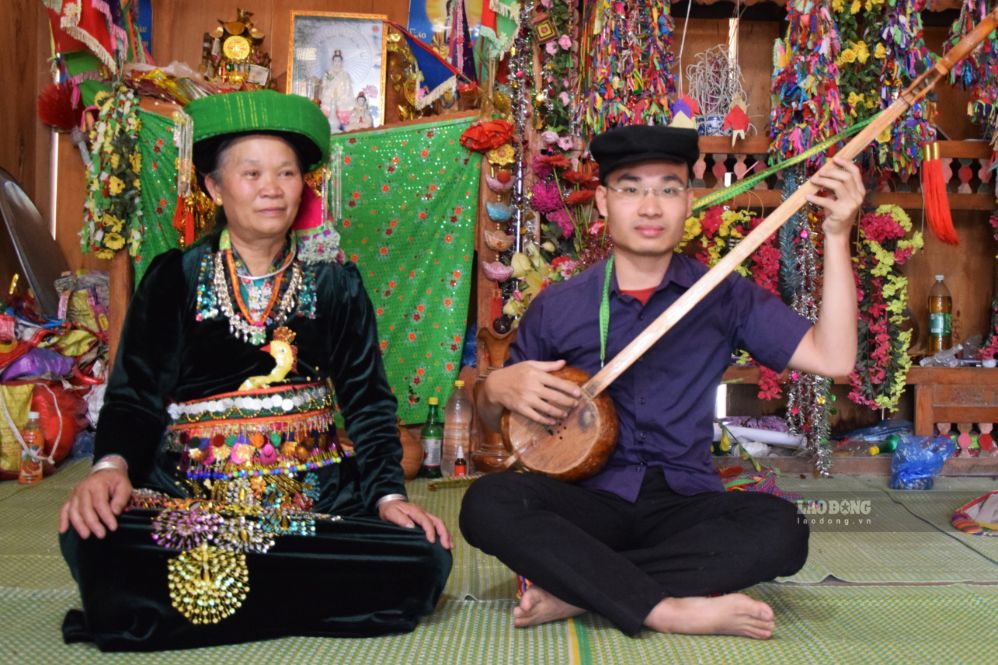 Nhiều người và du khách tham gia trải nghiệm hát Then. Ảnh: Trường Sơn