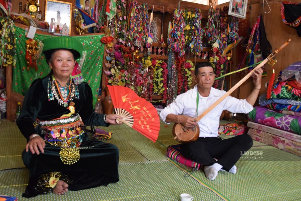 Artisan Lo Thi Hy, Muong Chien village, Ngoc Chien commune. Ancient Then singing combines paper fan dance and musical accompaniment with zither. Photo: Truong Son