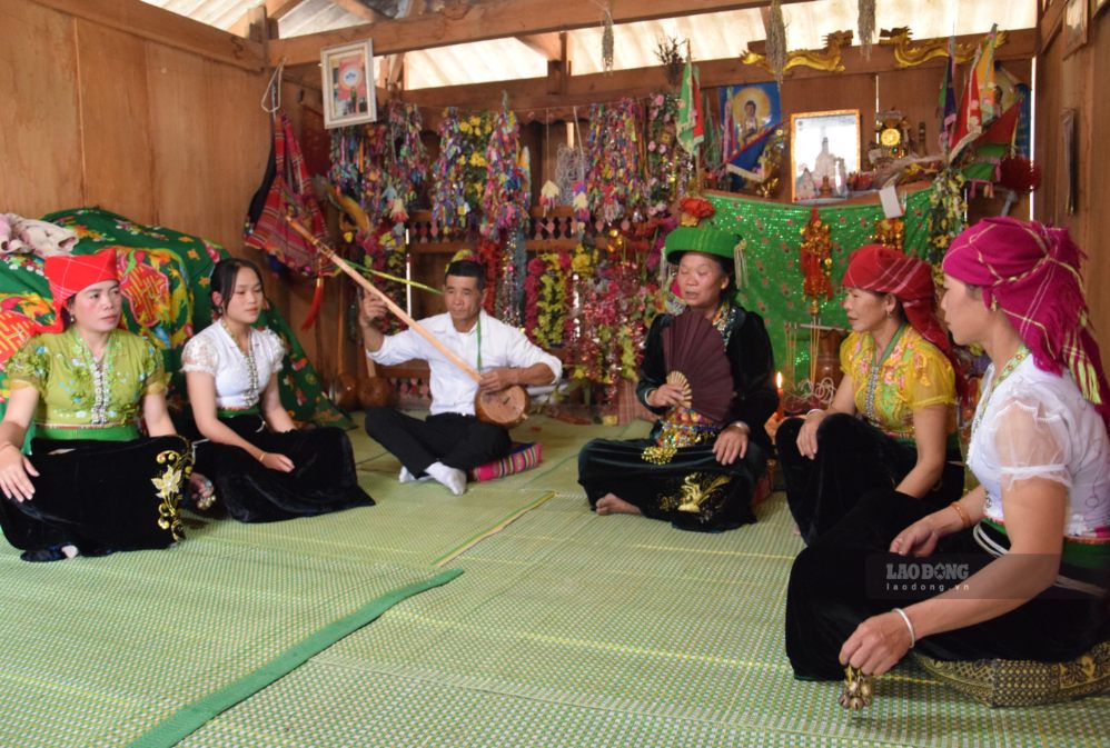 Nhiều người trong bản, trong xã Ngọc Chiến theo nghệ nhân Lò Thị Hỷ học biểu diễn, phụ họa, hát Then cổ. Ảnh: Trường Sơn