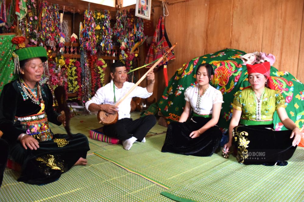 Nghệ nhân ưu tú Lò Thị Hỷ, bản Mường Chiến, xã Ngọc Chiến, tỉnh Sơn La hát Then cổ. Ảnh: Trường Sơn