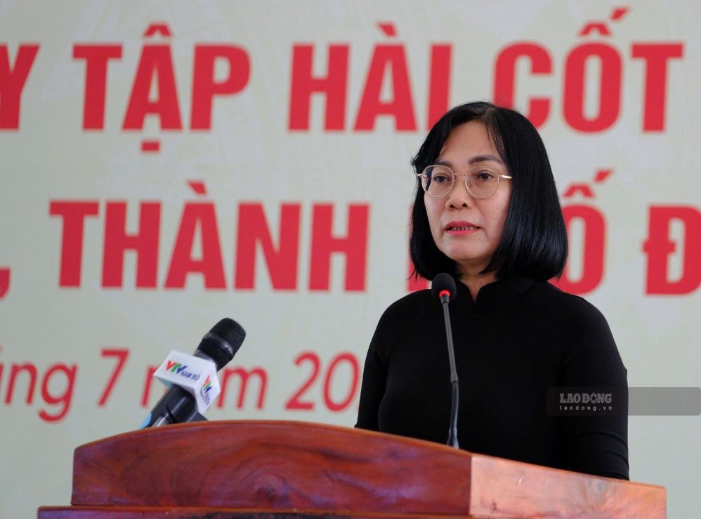 Phó Chủ tịch UBND thành phố Đồng Nai Nguyễn Thị Hoàng báo cáo công tác tìm kiếm, quy tập hài cốt liệt sĩ trên địa bàn thành phố. Ảnh: HAC