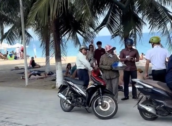 Famous street vendor in Nha Trang whose carrying pole was seized by functional agencies for soliciting customers. Photo: Huu Long