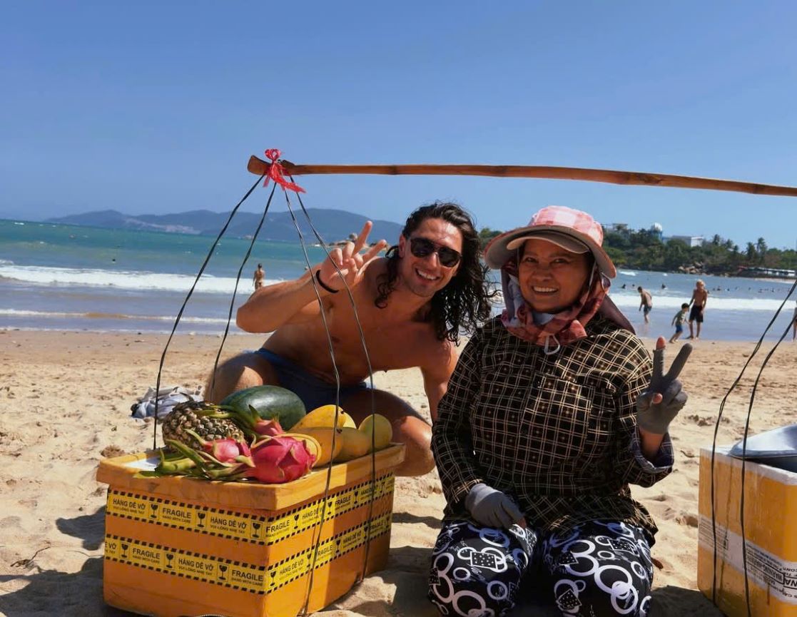 Người bán trái cây trên bãi biển Nha Trang trở thành hiện tượng mạng khi lời rao bằng tiếng Anh của bà được nhạc sĩ nước ngoài phối thành bản nhạc. Ảnh: Local Lou