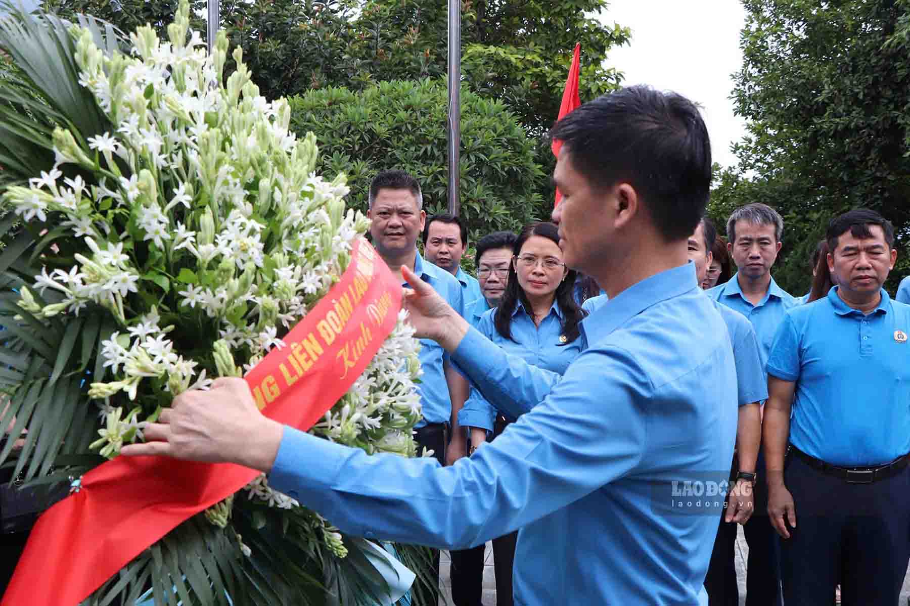 Đồng chí Ngọ Duy Hiểu – Phó Bí thư Đảng ủy, Phó Chủ tịch Thường trực Tổng LĐLĐ Việt Nam dâng hoa tại Khu di tích lịch sử Quốc gia đặc biệt ATK Định Hóa. Ảnh: Anh Huy.