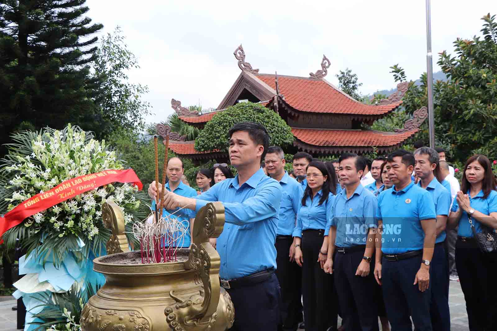 Mr. Ngo Duy Hieu - Standing Vice President of the Vietnam General Confederation of Labor - and the working delegation offer incense and flowers at the ATK Dinh Hoa Special National Historical Relic Site. Photo: Anh Huy.