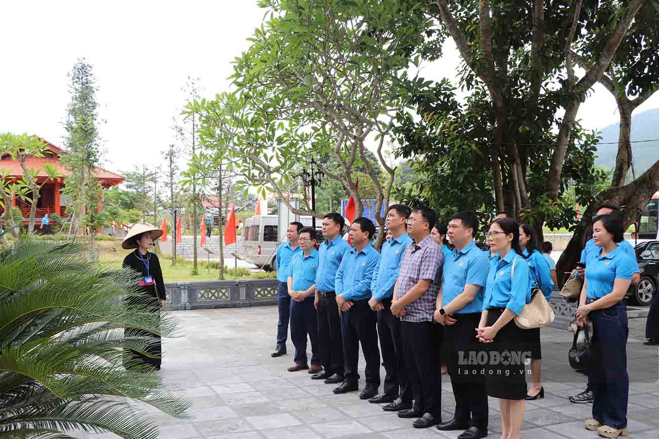 Đoàn công tác của Tổng Liên đoàn Lao động Việt Nam nghe hướng dẫn về  Khu di tích lịch sử Quốc gia đặc biệt ATK Định Hóa. Ảnh: Anh Huy.