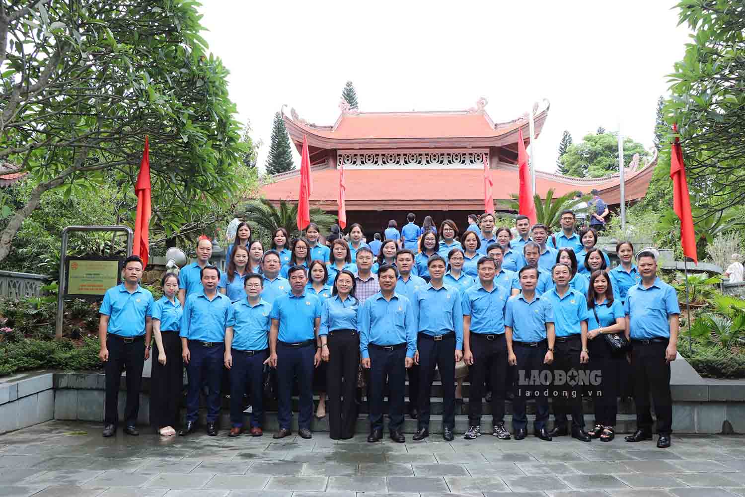 Đoàn công tác của Tổng LĐLĐ Việt Nam chụp ảnh lưu niệm tại Khu di tích lịch sử Quốc gia đặc biệt ATK Định Hóa (Thái Nguyên). Ảnh: Anh Huy.