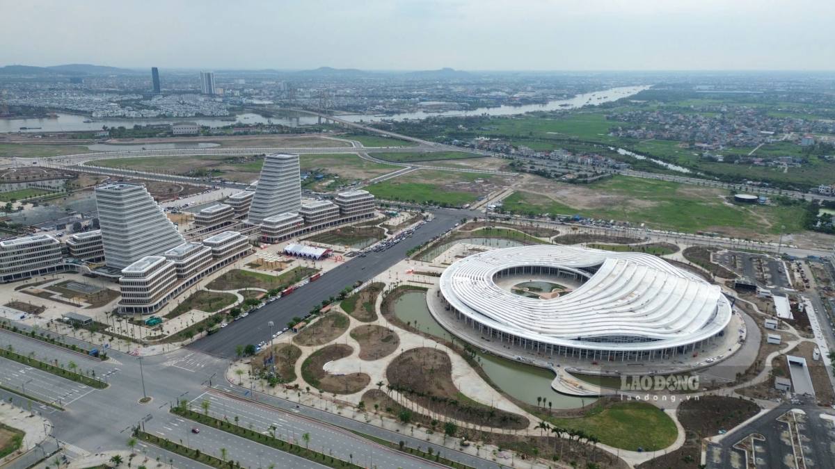 The location of the land plot is opposite the Conference - Performance Center/Political - Administrative Center of Hai Phong city. Photo: Mai Dung