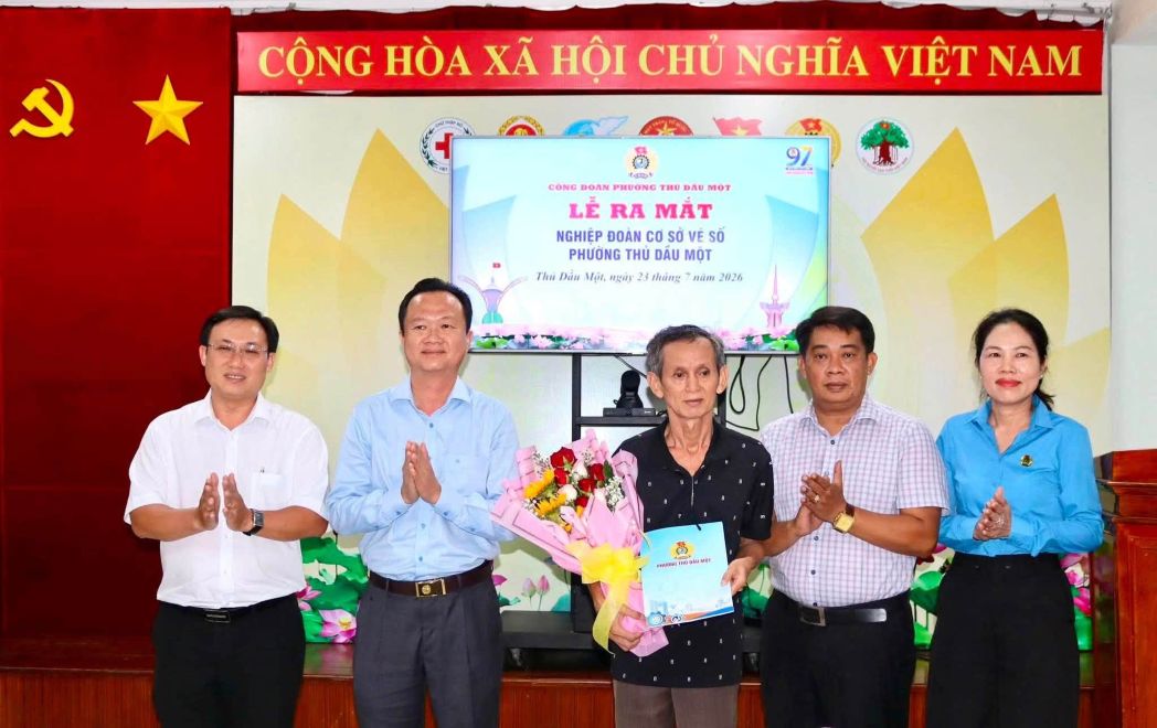 Lễ ra mắt và trao quyết định thành lập Nghiệ đoàn vé số. Ảnh: Công đoàn phường Thủ Dầu Một cung cấp