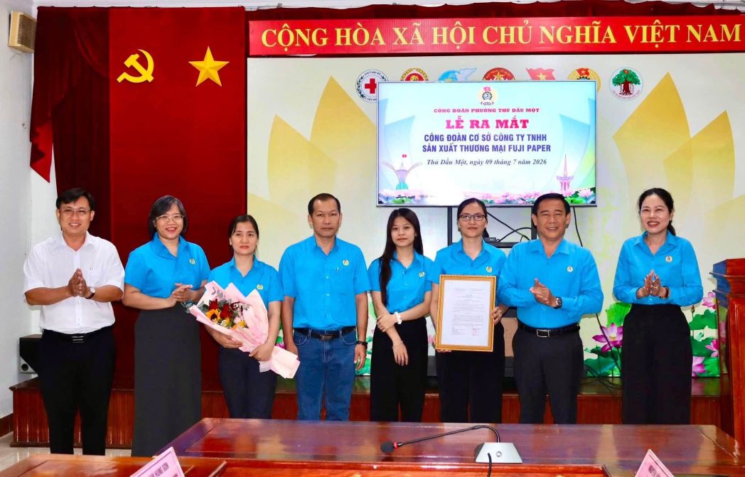Đầu tháng 7.2026, Công đoàn phường tổ chức lễ ra mắt thành lập 6 CĐCS. Ảnh: Công đoàn phường Thủ Dầu Một cung cấp