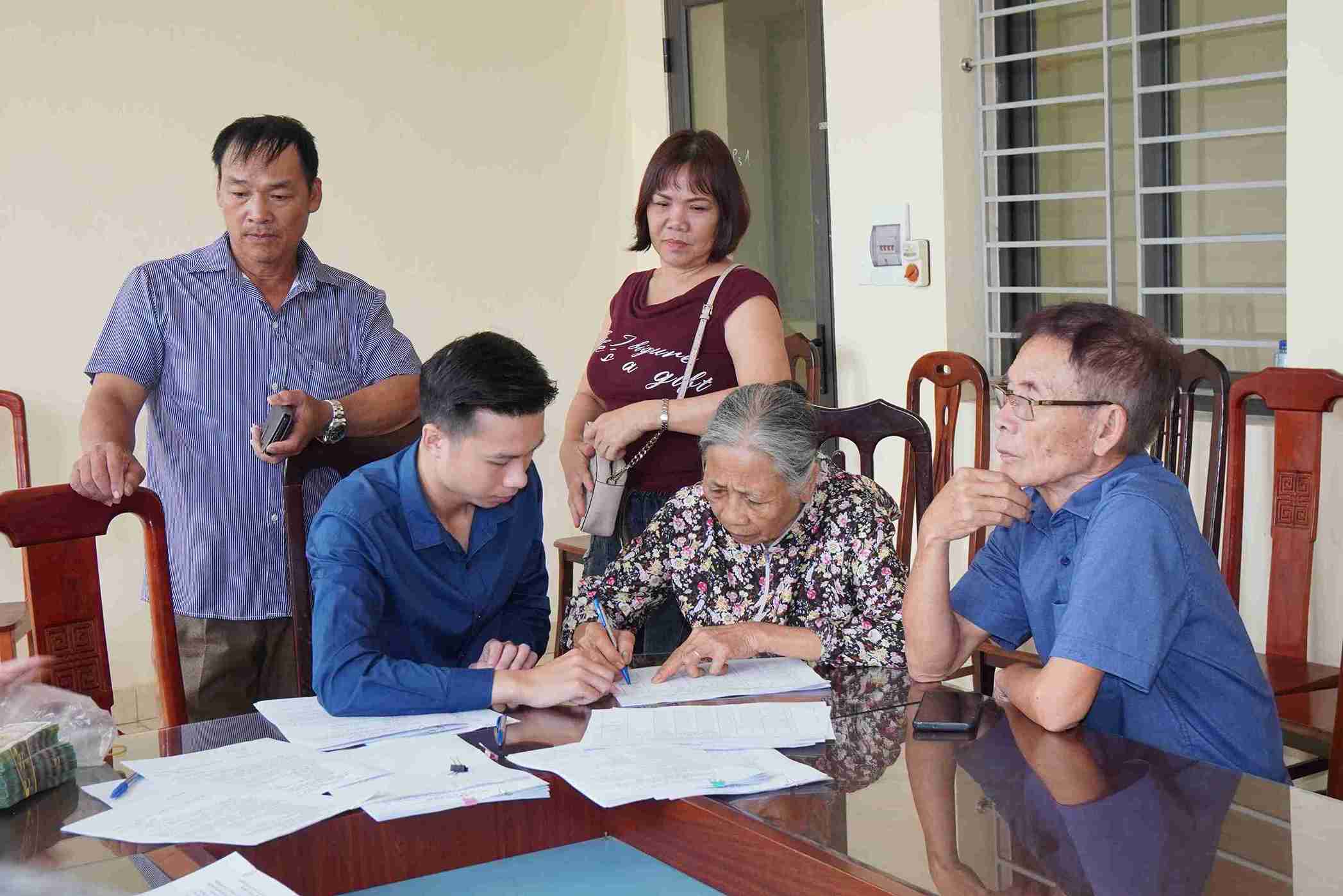 Meeting to pay compensation and site clearance support to households in Nguyen Trai commune, Hung Yen province. Photo: Nguyen Trai Commune e-Portal