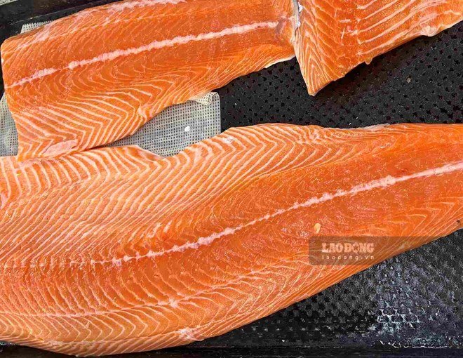 Salmon is a fish rich in omega-3 that supports blood pressure control, so eat it regularly. Photo: Kieu Vu.