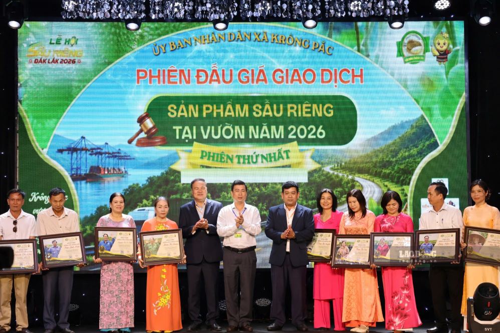 Ban tổ chức cũng trao Giấy vinh danh nông dân trồng sầu riêng tiêu biểu cho 10 hộ dân có nhiều đóng góp trong phát triển vùng nguyên liệu sầu riêng của địa phương. Ảnh: Bảo Trung