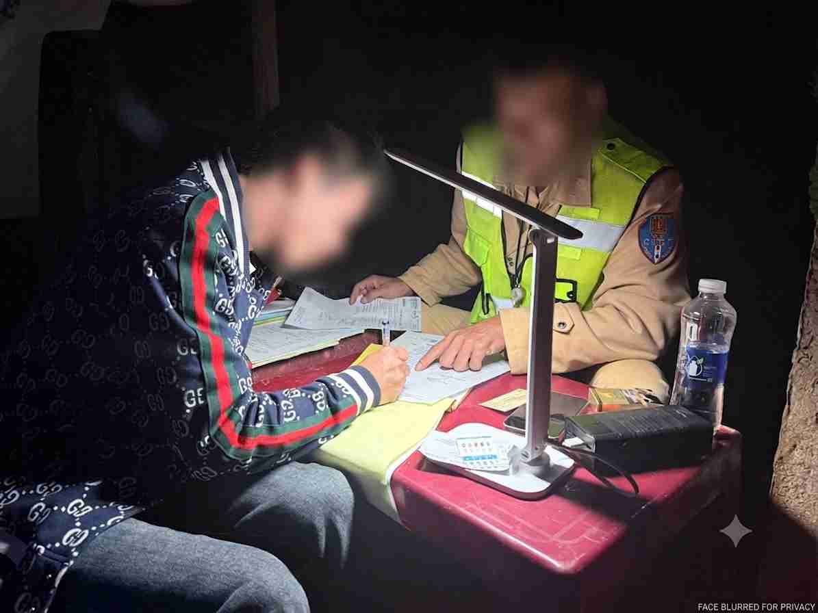 Lực lượng chức năng lập biên bản xử lý tài xế H.N.T có hành vi chạy quá tốc độ, dương tính với chất ma túy. Ảnh: Công an cung cấp