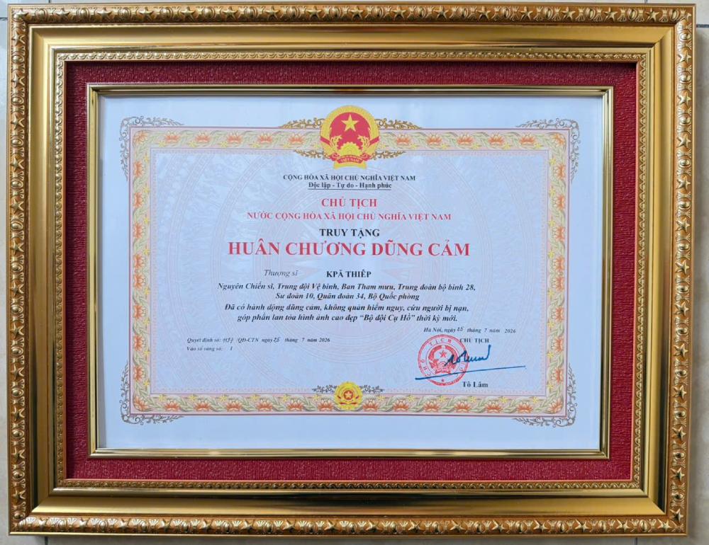 The President posthumously awarded the Medal of Courage to Sergeant Kpa Thiep. Photo: Ministry of National Defense