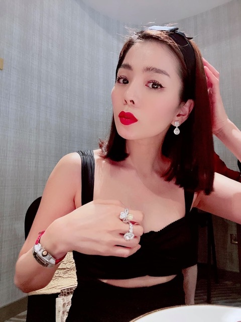 Lệ Quyên với phong cách đeo nhiều nhẫn kim cương trên tay. Ảnh: Nghệ sĩ cung cấp.