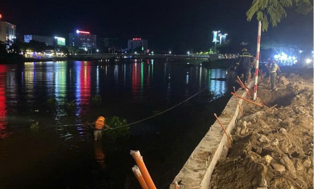 Forces actively coordinate to search for child T who drowned and went missing on the Long Xuyen canal. Photo: Binh An