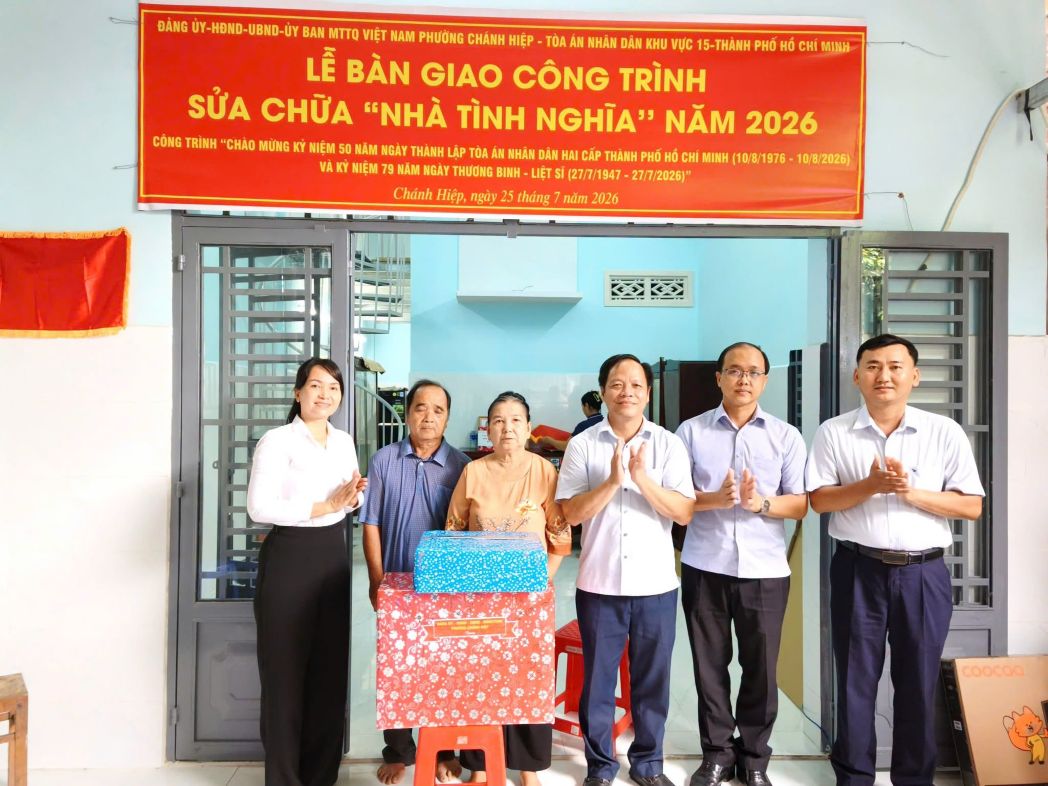 Các đơn vị tặng quà cho gia đình