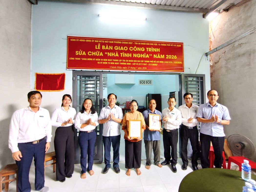 Handover ceremony of gratitude houses to families of martyrs' children in Chanh Hiep ward. Photo: Chanh Hiep Ward People's Committee