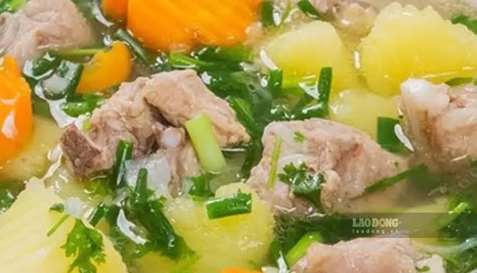 People with kidney disease are advised to limit eating bone soup. Photo: Kieu Vu