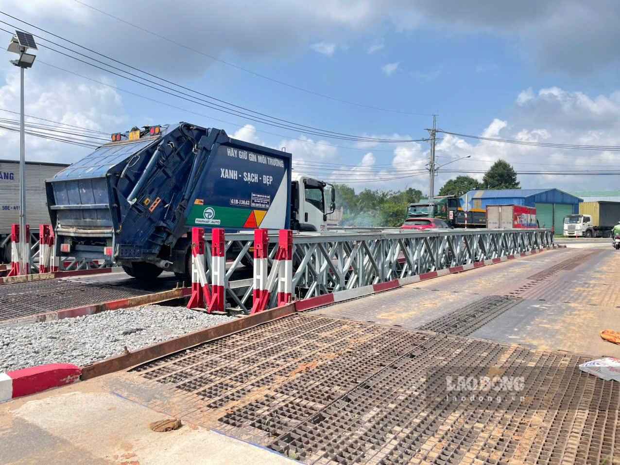 Các phương tiện lưu thông qua cầu tạm. Ảnh: Đình Trọng