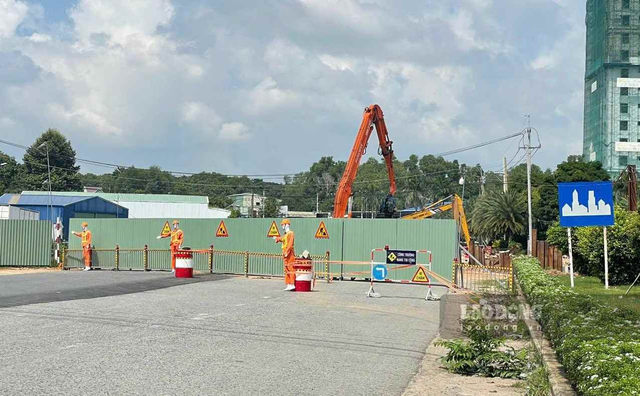 Cầu Thợ Ụt đang bị cấm lưu thông để gia cố lại. Ảnh: Đình Trọng