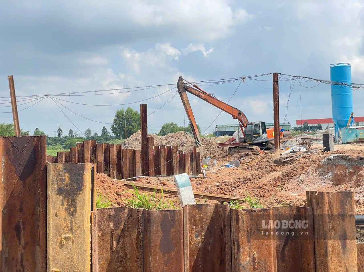 Cầu Thợ Ụt đang được gia cố lại. Ảnh: Đình Trọng