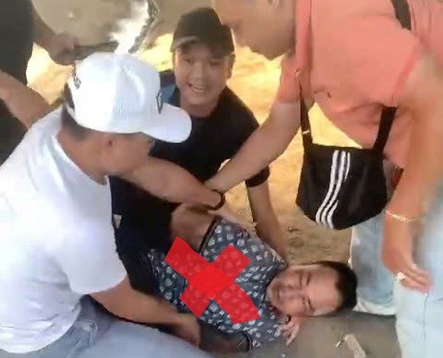 Các lực lượng bắt giữ đối tượng Phạm Văn Chiến tại khu vực gần Cầu vượt Cao tốc Hà Nội - Hải Phòng ở phường Dương Kinh. Ảnh: Công an Hải Phòng