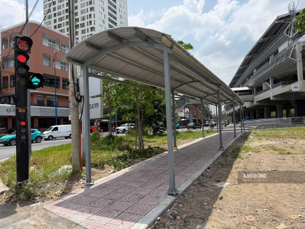 Mái che nối trạm xe buýt phía đường Quốc Hương vào ga metro Thảo Điền. Ảnh: Minh Quân