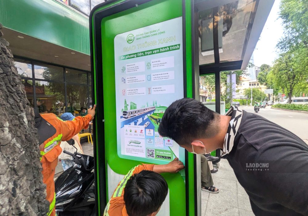 Công nhân đang hoàn thiện nhà chờ xe buýt mới trên đường Pasteur. Ảnh: Anh Tú