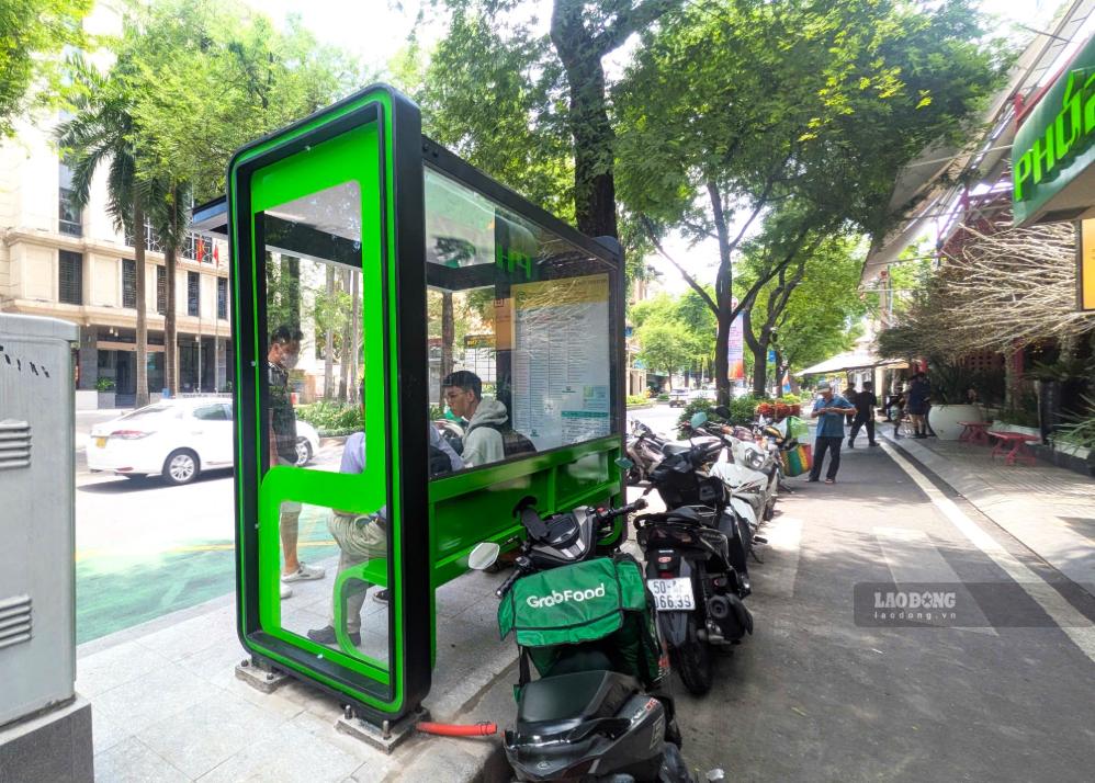 Mẫu nhà chờ xe buýt mới đang được lắp đặt trên đường Pasteur. Ảnh: Anh Tú