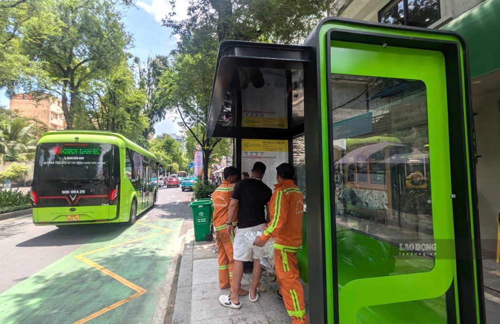 The new bus shelter model uses a blue tone synchronized with the identification color of electric bus routes in Ho Chi Minh City. Photo: Anh Tu