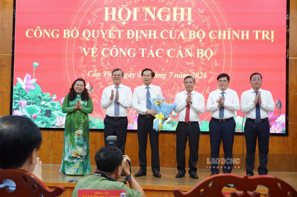 Lãnh đạo Thành ủy, UBND TP Cần Thơ tặng hoa chúc mừng ông Đỗ Thanh Bình. Ảnh: Tạ Quang