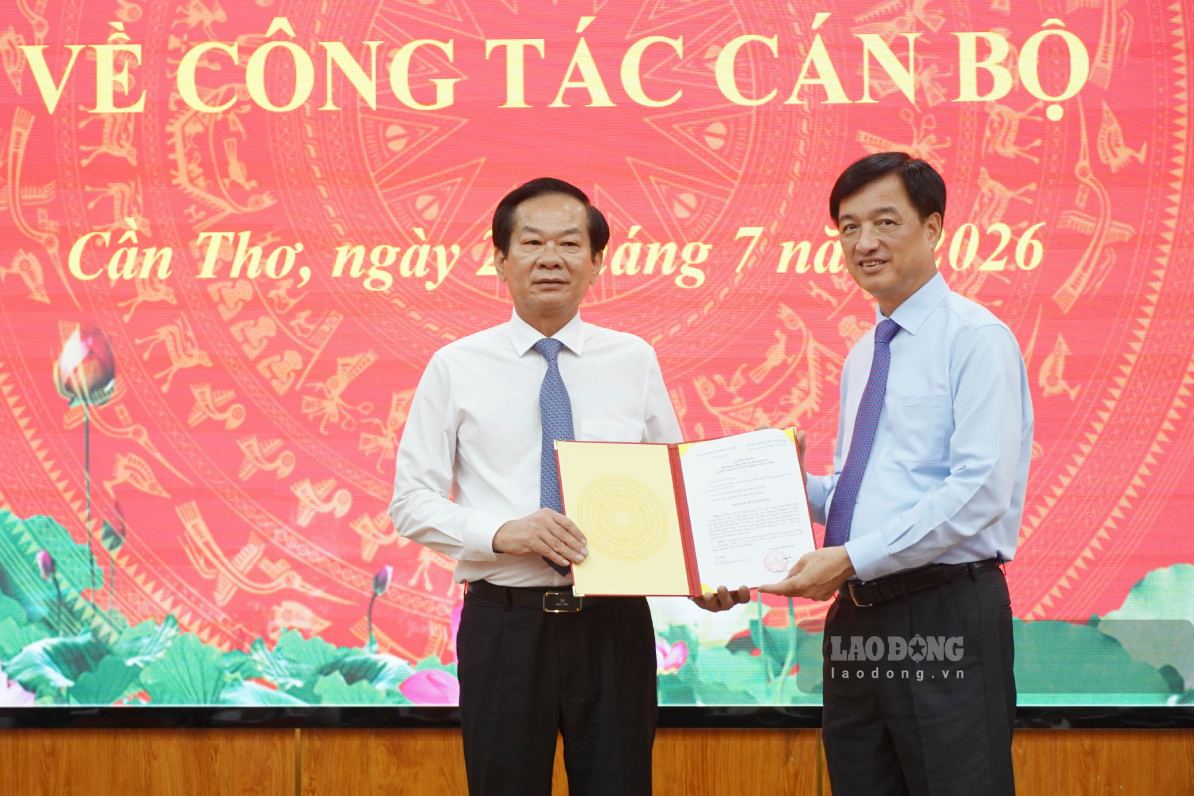 Mr. Nguyen Duy Ngoc - Member of the Politburo, Secretary of the Party Central Committee, Head of the Central Organization Committee presents the Decision to Mr. Do Thanh Binh. Photo: Ta Quang