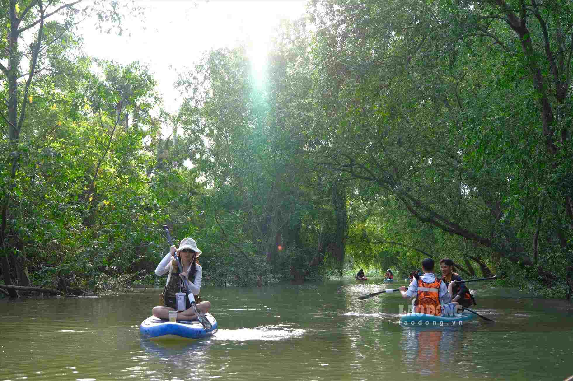 Many young people are prioritizing travel combined with exercise to both explore destinations and improve their health. Photo: Phong Linh