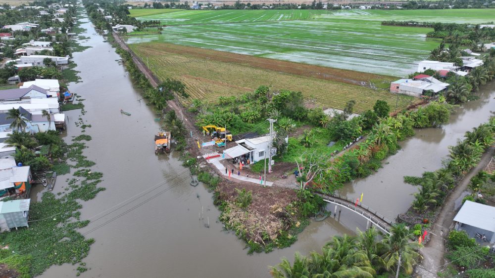 Trước khi được đầu tư, đoạn đường qua ấp Thạnh Lợi chủ yếu là đường đất. Ảnh: Phương Vũ/ Bộ CHQS An Giang