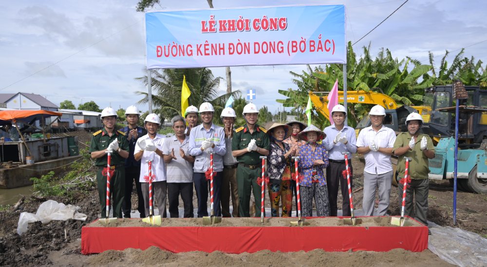 Delegates perform the groundbreaking ceremony for the Kenh Don Dong road project. Photo: Phuong Vu/ An Giang Military Command