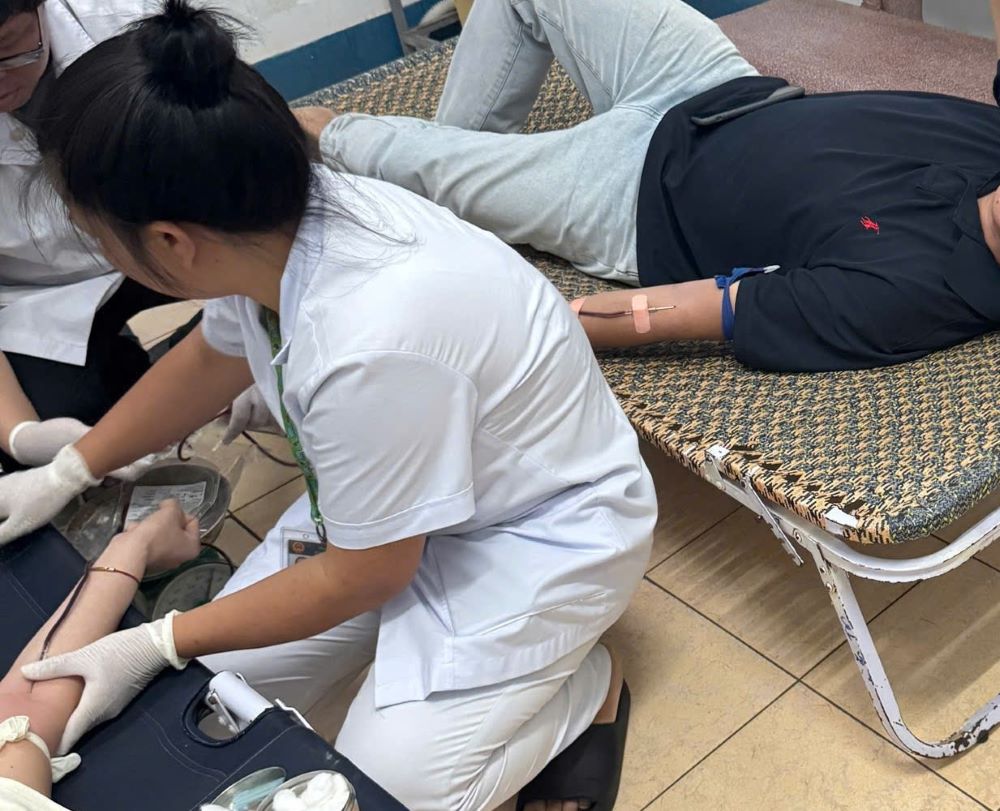 2 medical staff and 1 resident urgently donated blood to serve the emergency treatment of the patient. Photo: Hospital provided