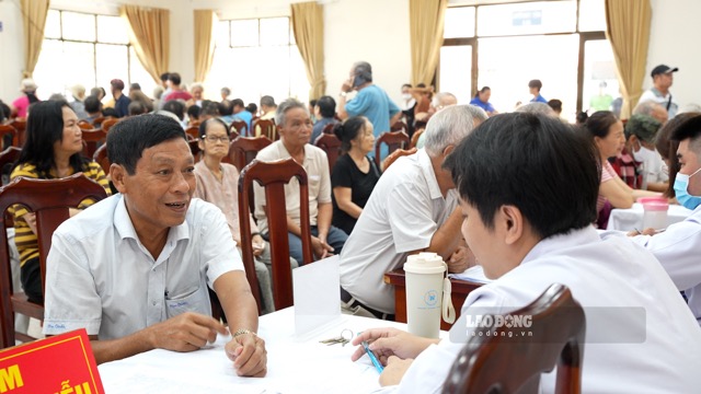 Miles de personas con méritos revolucionarios en la ciudad de Ho Chi Minh están recibiendo exámenes médicos gratuitos con motivo del 79 aniversario del Día de los Mártires y Veteranos de Guerra. Foto: Nguyen Ly