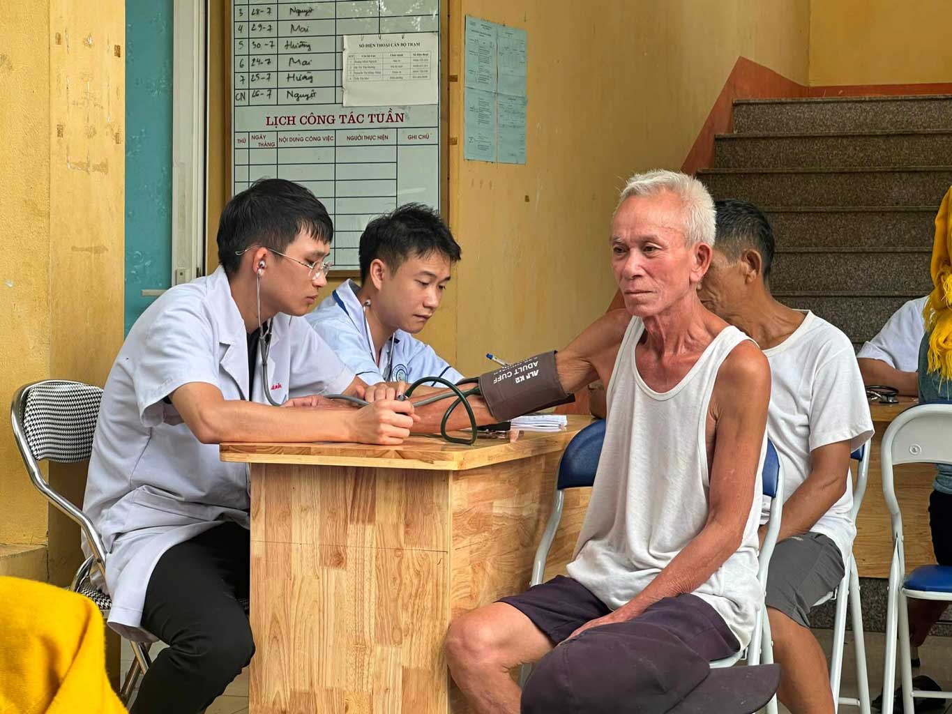 Doctors and nurses examine and check the health of people with meritorious services to the revolution. Photo: Youth Nghia Lo