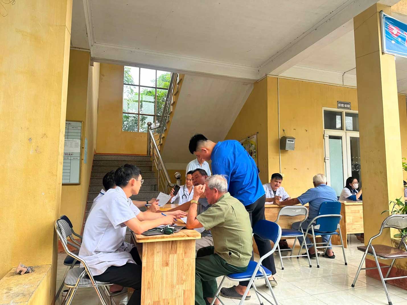 Đoàn viên, thanh niên phối hợp hỗ trợ người có công trong quá trình khám bệnh, tư vấn sức khỏe. Ảnh: Tuổi trẻ Nghĩa Lộ
