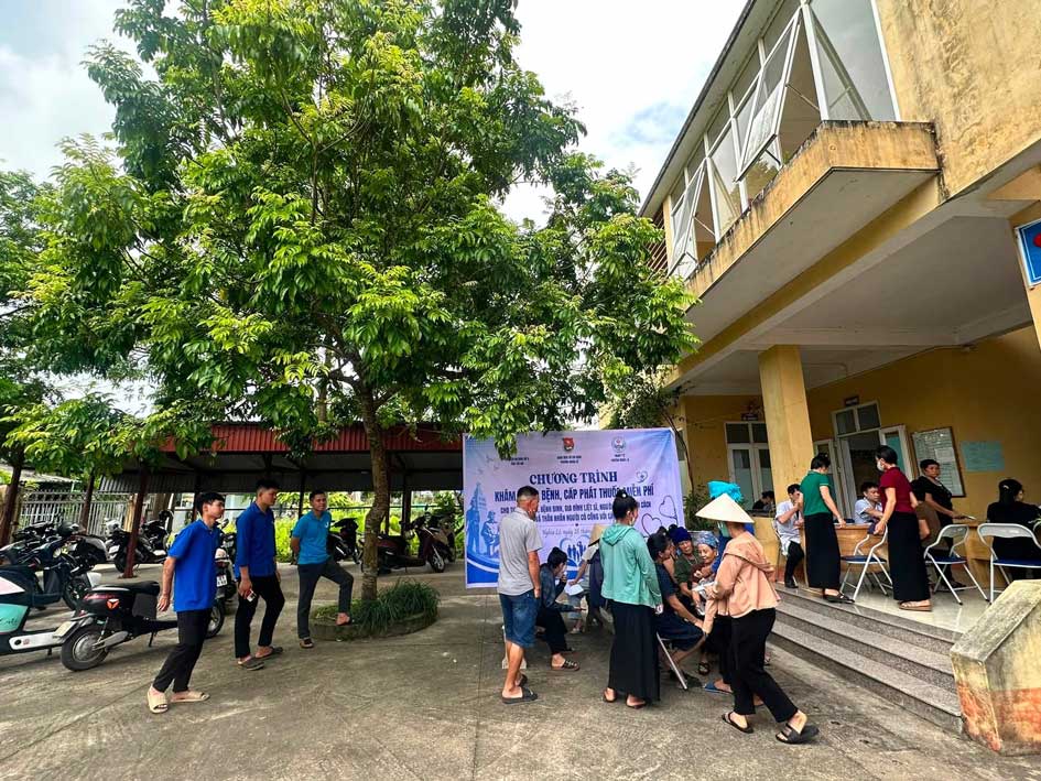 Đông đảo người có công và thân nhân đến tham gia chương trình khám bệnh, cấp phát thuốc miễn phí tại phường Nghĩa Lộ. Ảnh: Tuổi trẻ Nghĩa Lộ