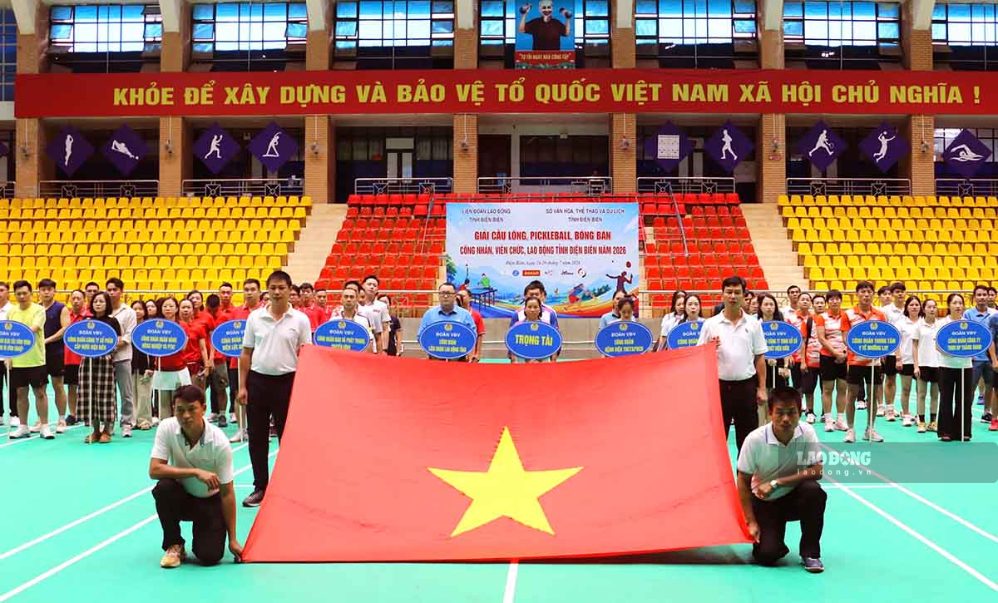 Athlete and referee delegations perform flag salute ceremonies at the Opening Ceremony of the Badminton, Pickleball, and Table Tennis Tournament for workers, civil servants, and laborers in Dien Bien province in 2026. Photo: Thanh Binh