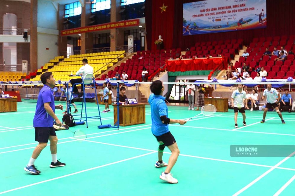 Các vận động viên thi đấu môn cầu lông ngay sau lễ khai mạc. Ảnh: Thanh Bình