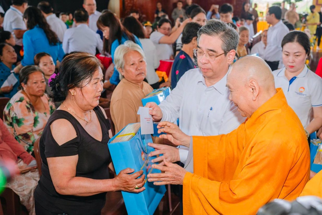 Hoạt động trao quà tri ân. Ảnh: MTTQ Việt Nam TPHCM