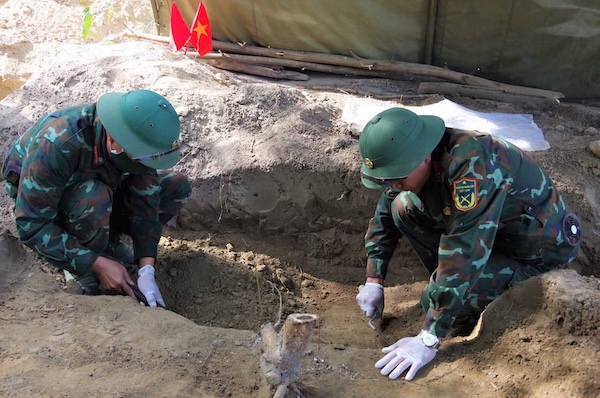 Military forces repatriate martyrs' remains in the Cau Nhi area. Photo: Quang Tri Provincial Military Command