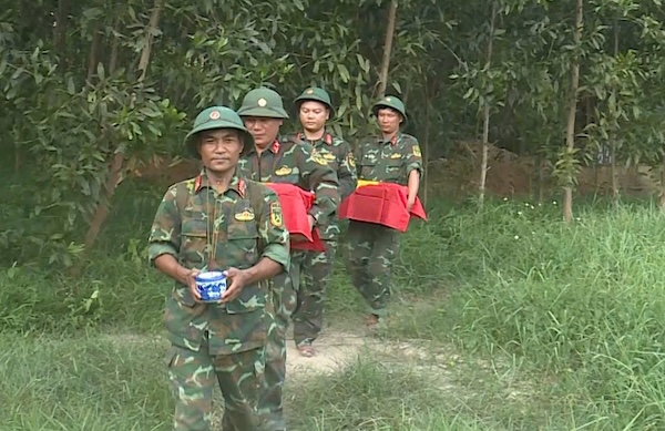 Lực lượng tìm kiếm đưa hài cốt liệt sĩ tìm thấy về nơi bảo quản. Ảnh: Bộ CHQS tỉnh Quảng Trị