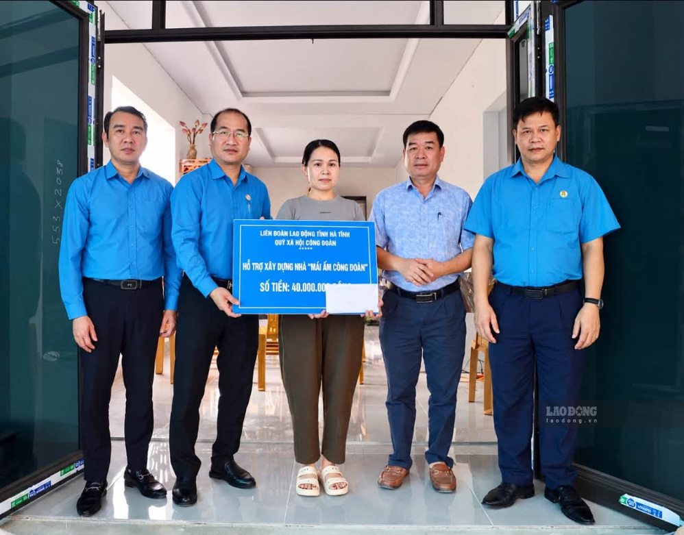 The Ha Tinh Provincial Labor Federation has just supported the construction of 7 Trade Union Solidarity Houses with a total amount of 225 million VND. Photo: Mai Anh