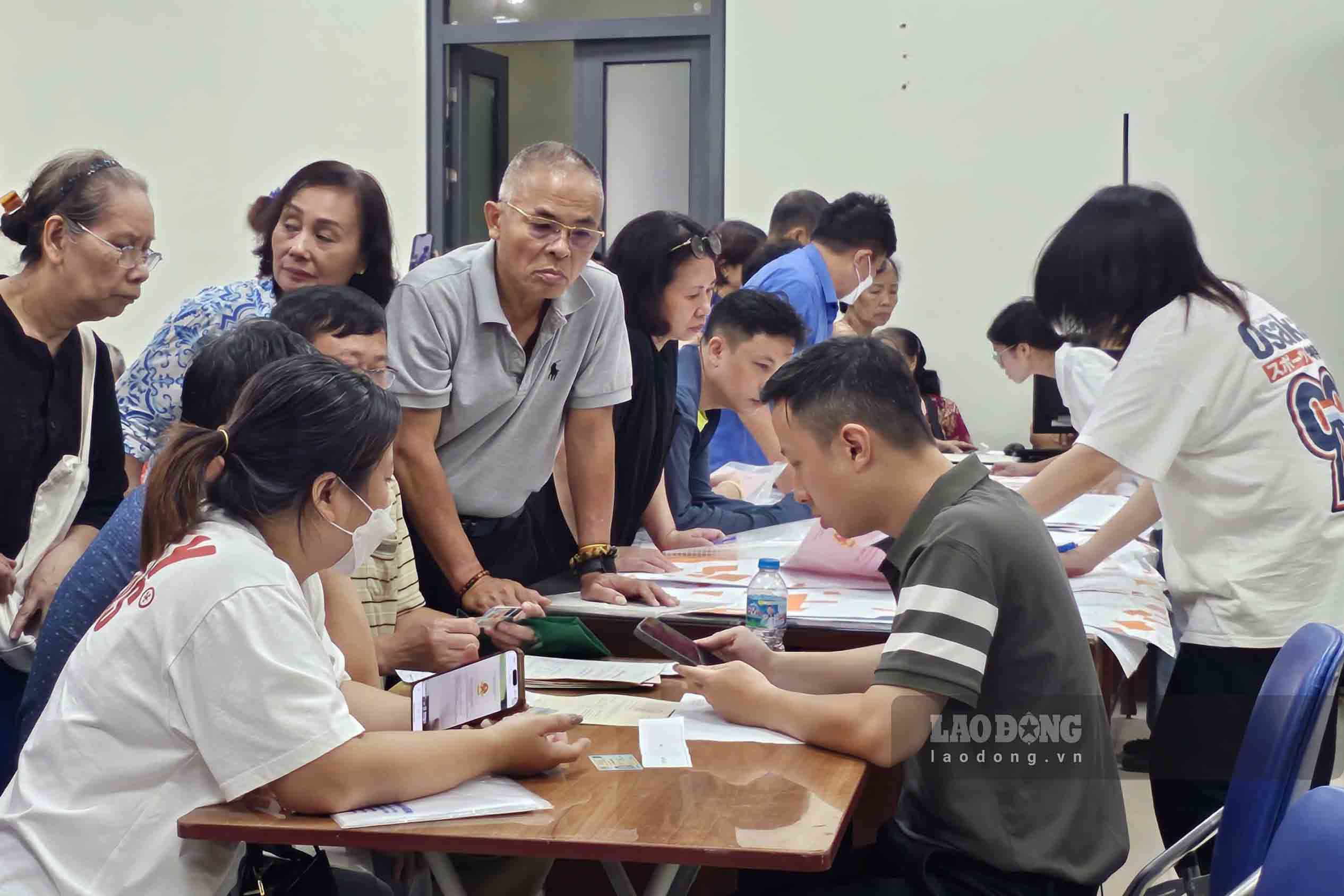 Người dân đến trụ sở Ủy ban MTTQ Việt Nam phường Văn Miếu - Quốc Tử Giám, Hà Nội) làm thủ tục cập nhật dữ liệu đất đai. Ảnh: Hữu Chánh