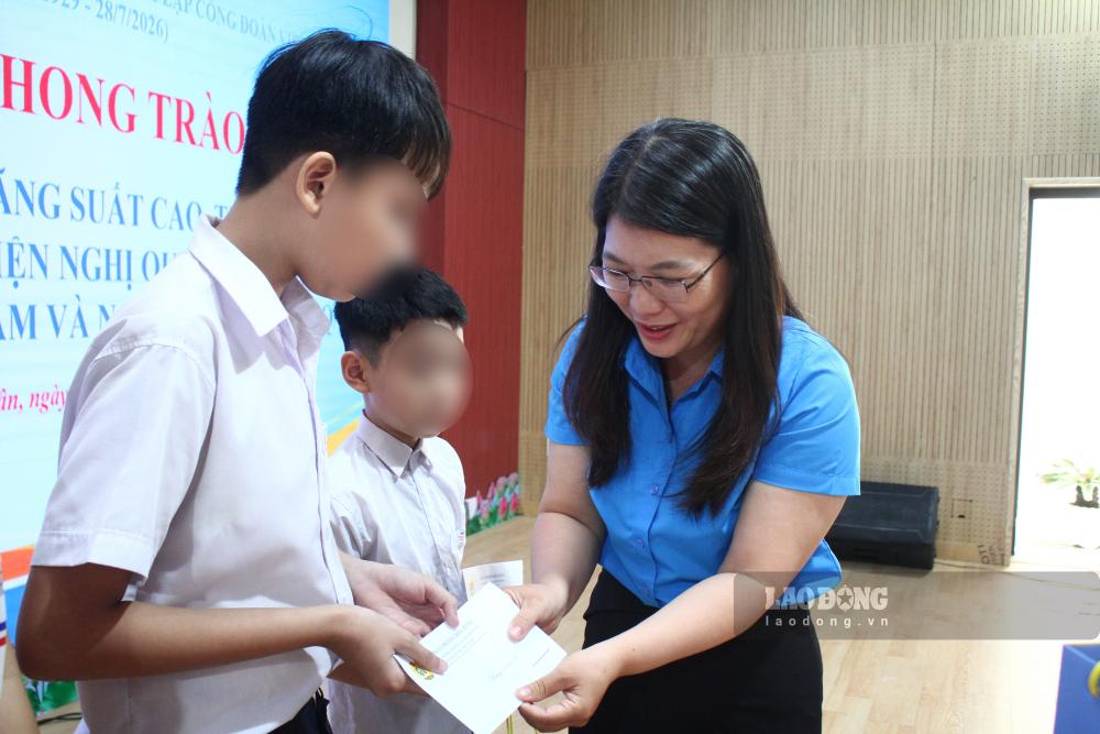 Trao học bổng cho con đoàn viên có hoàn cảnh khó khăn, vượt khó học giỏi. Ảnh: Thanh Huyền